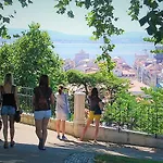 Διαμέρισμα Amazing Downtown Family *