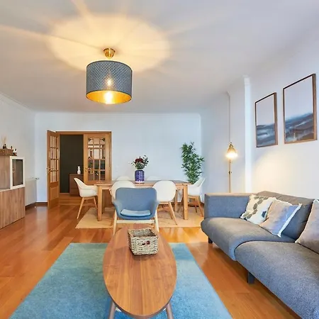 Semesterbostad Amazing Downtown Family With Terrace And Parking
