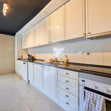 Semesterbostad Amazing Downtown Family With Terrace And Parking *