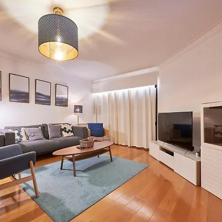 Semesterbostad Amazing Downtown Family With Terrace And Parking *